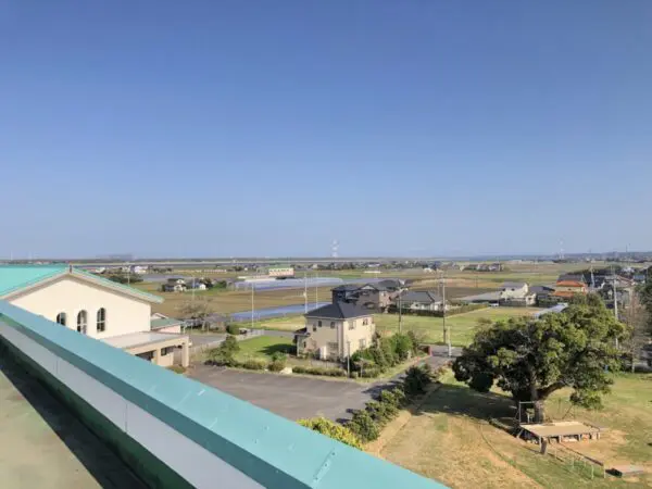 石出小学校の屋上