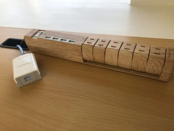 電源タップとLANポート